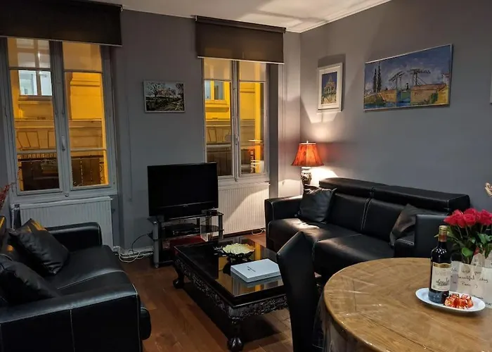 2 Bd 16Th Arrondissement Trocadero Sleeps 4 To 6 Eiffel Tower