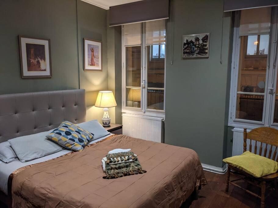 2 Bd 16th Arrondissement Trocadero Sleeps 4 To 6 Eiffel Tower