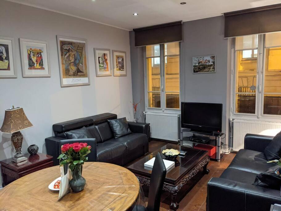 2 Bd 16th Arrondissement Trocadero Sleeps 4 To 6 Eiffel Tower Parijs