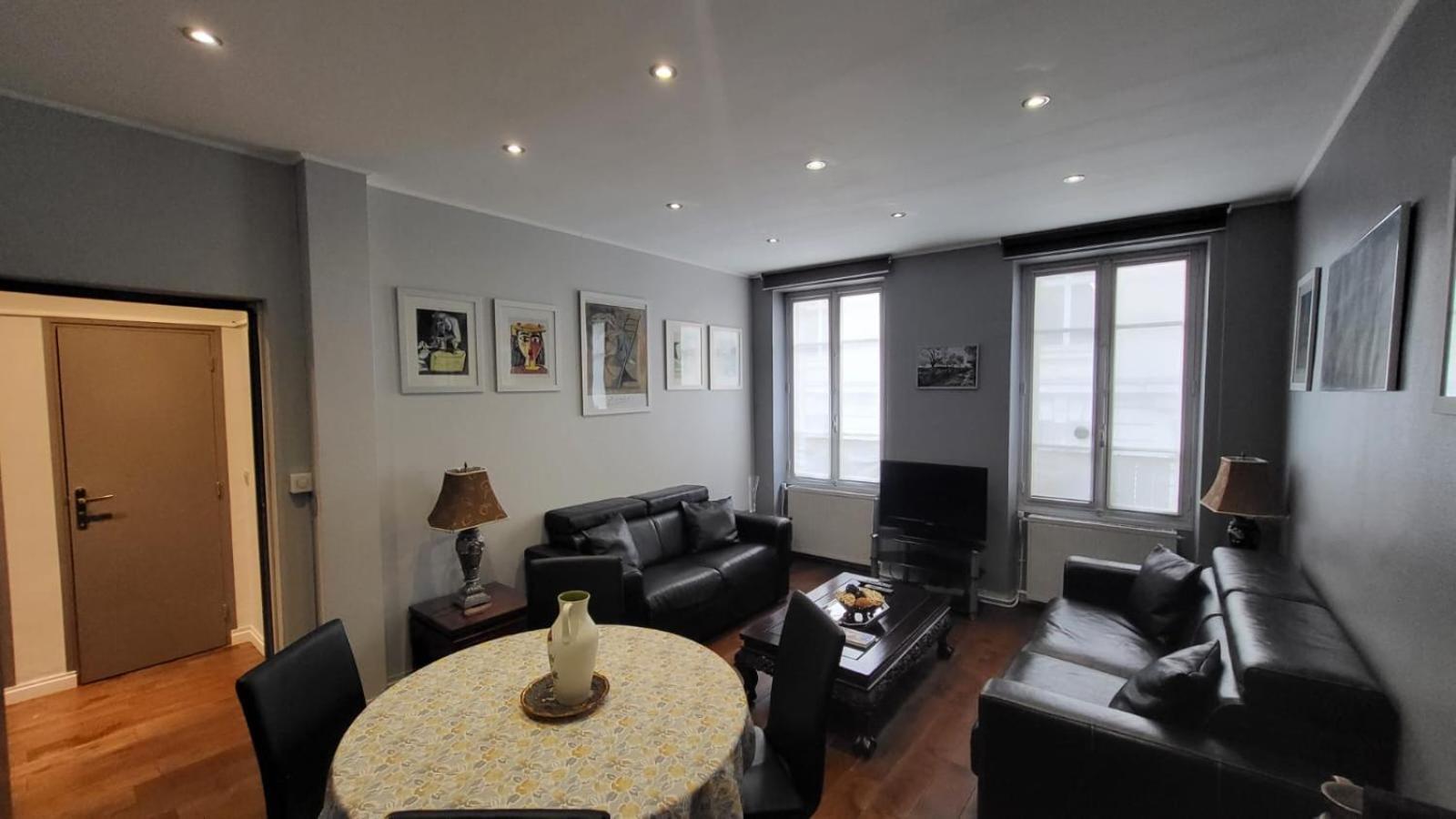 2 Bd 16th Arrondissement Trocadero Sleeps 4 To 6 Eiffel Tower