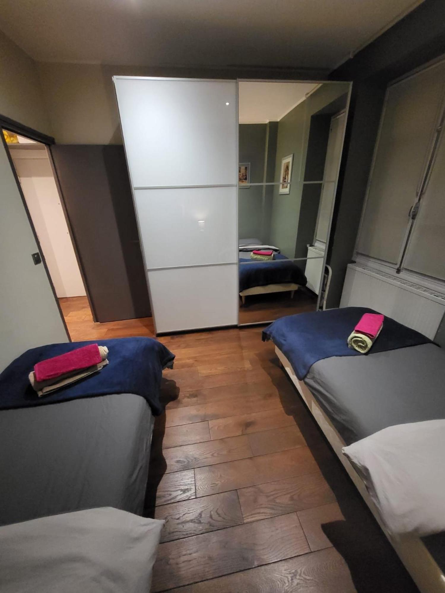 2 Bd 16th Arrondissement Trocadero Sleeps 4 To 6 Eiffel Tower * Parijs
